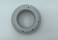Et gråt PET-P emne, hvor der er tilsat Teflon for at øge glideegenskaberne